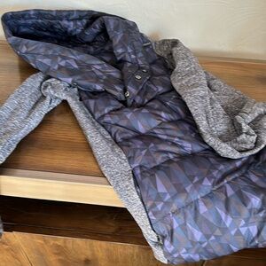 Lululemon down and rulu hoodie top. size 4.. EUC